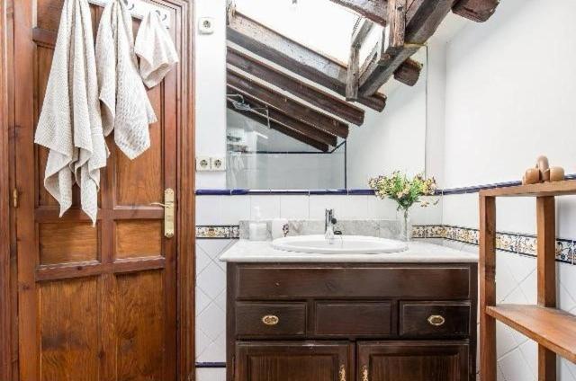 Atico Duplex Con Terraza En Puro Centro, 2 A 8 Pax Appartement Madrid Buitenkant foto
